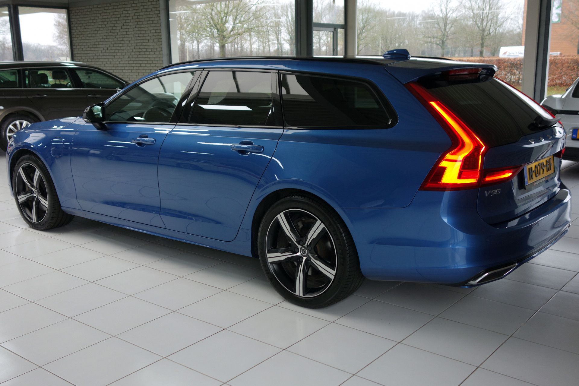 Volvo V90 2.0 T8 AWD R-Design Plug-In Hybrid Scandinavian Versatility en Winter Line