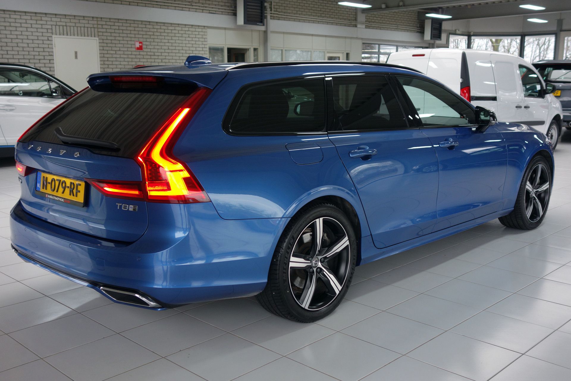 Volvo V90 2.0 T8 AWD R-Design Plug-In Hybrid Scandinavian Versatility en Winter Line