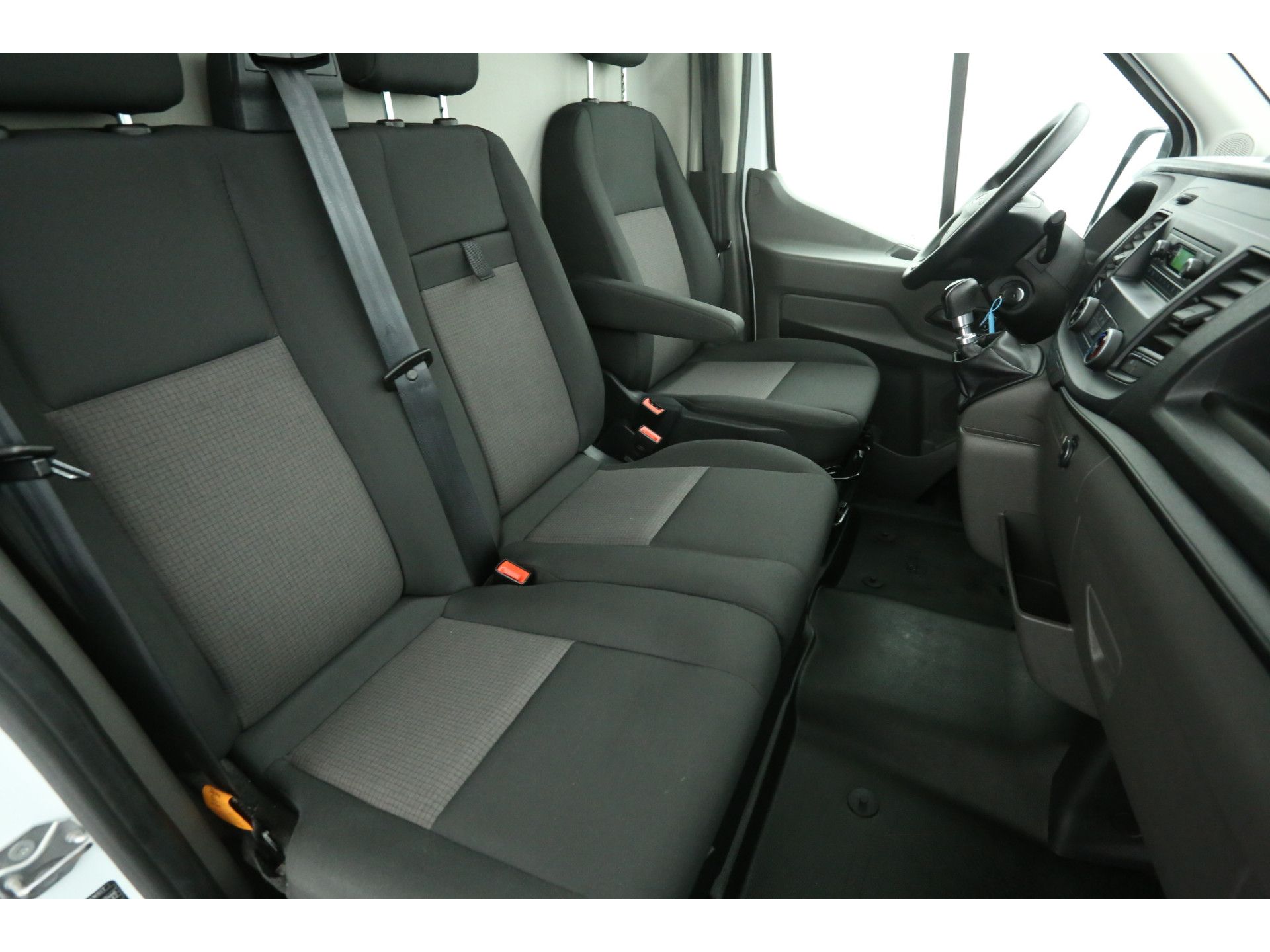 Ford Transit 350 2.0 TDCI L4H3 58dKM | 2021 | 130PK | 2800kg Trekgewicht. Airco 3 Persoons Start/Stop