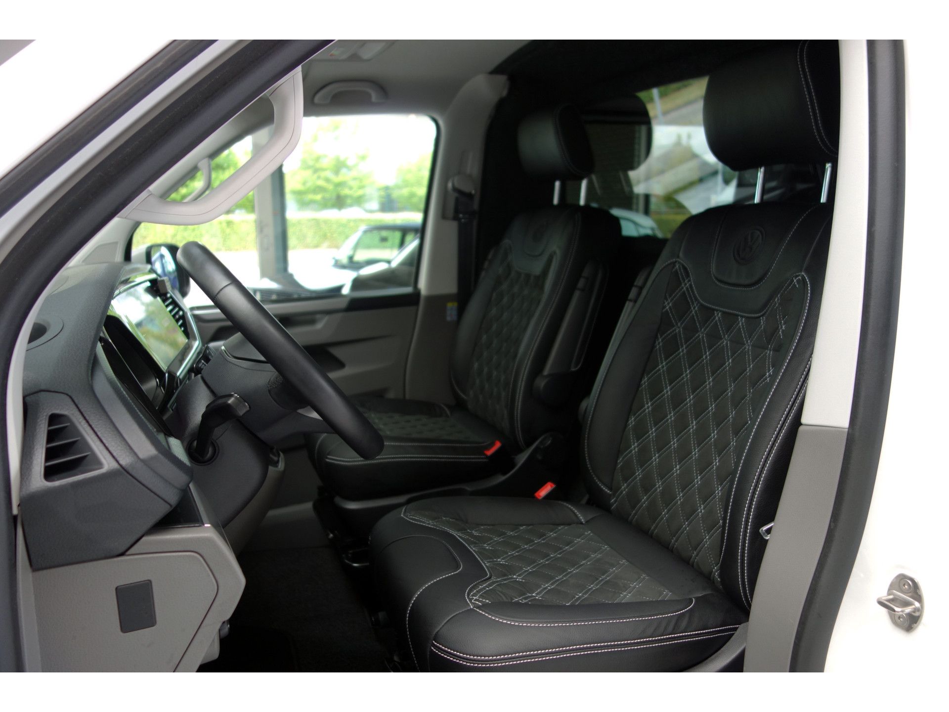 Volkswagen Transporter Bulli 2.0 TDI AUTOMAAT L1H1 Airco Cruise Navi Trekhaak LMvelgen 20"